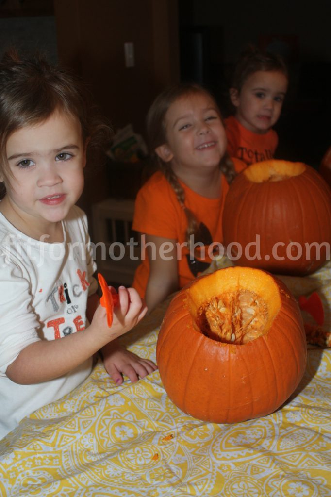 carving-pumpkins-isabella-mckayla-mckenzie